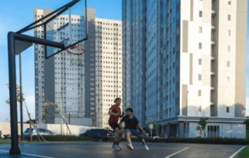 Penampakan gedung dan lapangan olahraga apartemen di Tangerang, Emerald Bintaro